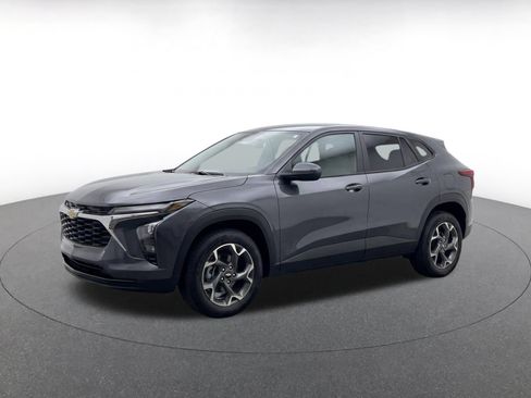 Used 2025 Chevrolet Trax LT w/ LT Convenience Package FWD image 3