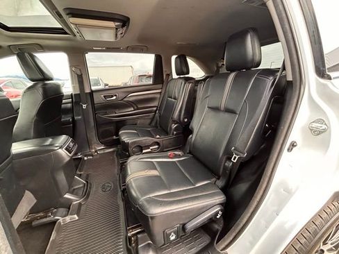 Used 2018 Toyota Highlander SE image 42