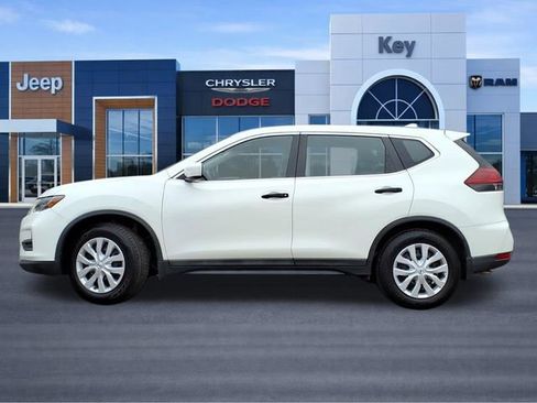 Used 2019 Nissan Rogue S image 2