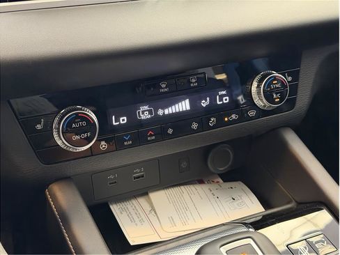 Used 2025 Mitsubishi Outlander 4WD Plug-In Hybrid image 14