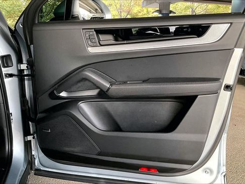 Used 2024 Porsche Cayenne image 22