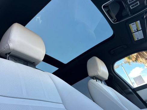 Used 2022 Land Rover Range Rover Velar R-Dynamic S image 17