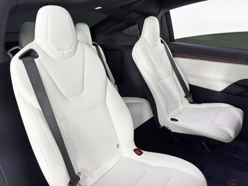 Used 2022 Tesla Model X image 42