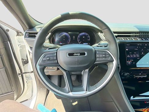 Used 2024 Jeep Grand Cherokee Altitude AWD/4WD image 40