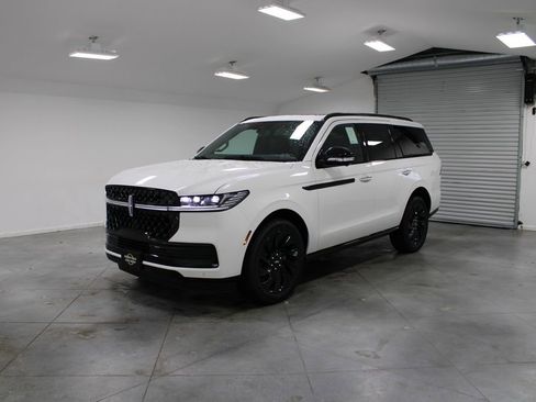 New 2026 Lincoln Navigator Reserve w/ Jet Appearance Package image 3