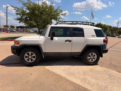 Used 2010 Toyota FJ Cruiser 2WD image 2