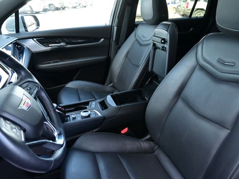 Used 2025 Cadillac XT6 Premium Luxury image 28