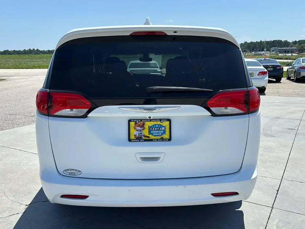 Used 2017 Chrysler Pacifica LX FWD image 5