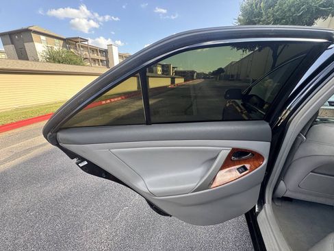 Used 2011 Toyota Camry XLE w/ SE/XLE Extra-Value Pkg FWD image 19