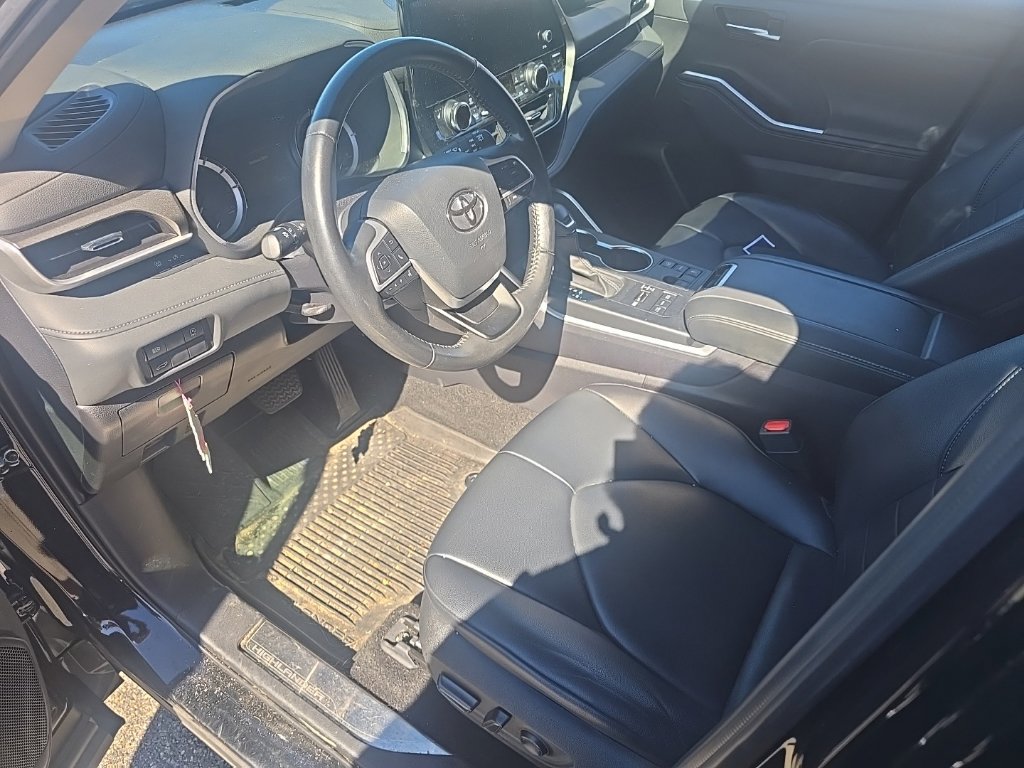 Used 2024 Toyota Highlander XLE AWD/4WD image 13