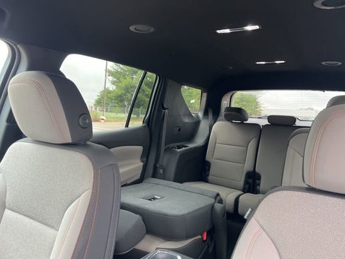 Used 2025 Chevrolet Traverse LT image 14