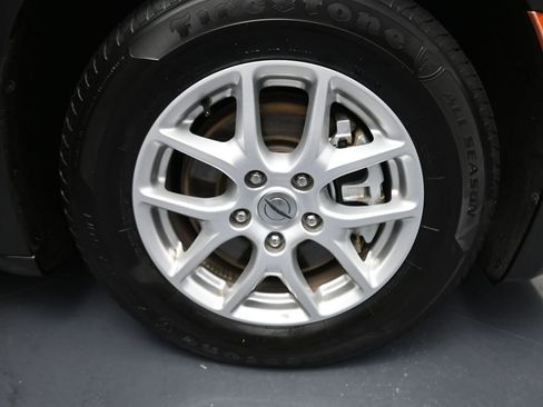 Used 2022 Chrysler Voyager LX image 5