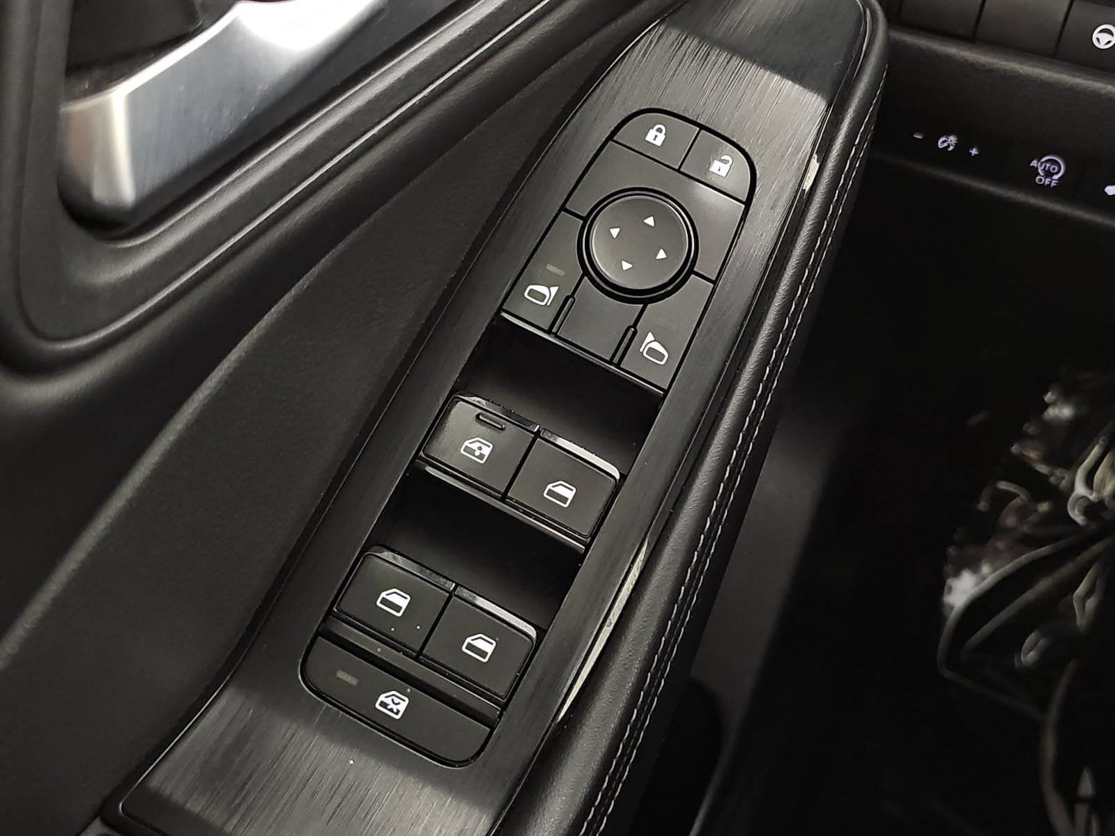 Used 2023 Nissan Rogue SV w/ SV Premium B Package FWD image 27