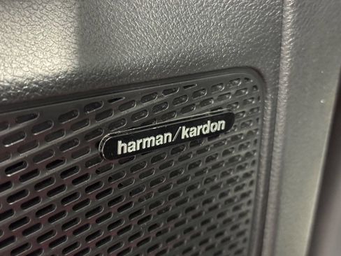 Used 2023 Chrysler Pacifica Limited w/ Uconnect Theater Family Group image 14