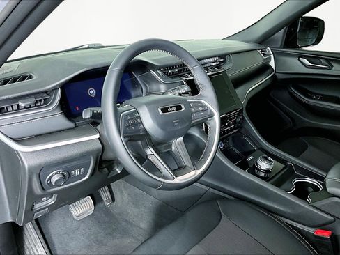 Used 2024 Jeep Grand Cherokee Laredo w/ Luxury Tech Group I image 17