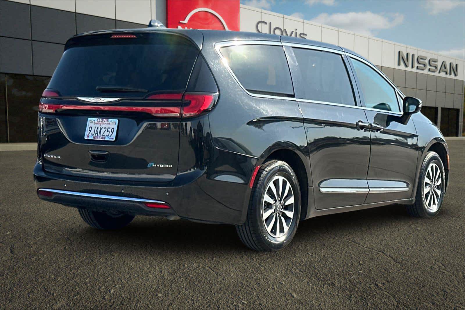 Used 2023 Chrysler Pacifica Limited FWD image 3
