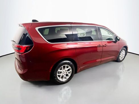 Used 2023 Chrysler Pacifica Touring-L FWD image 7