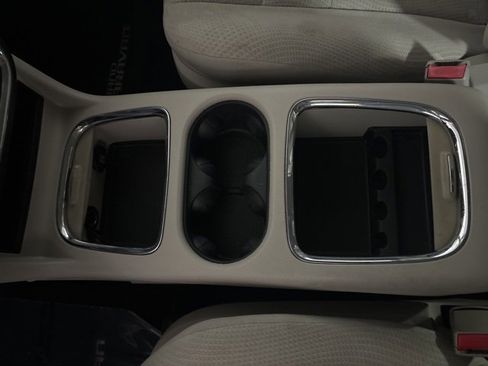 Used 2015 Dodge Grand Caravan SXT w/ UConnect Hands-Free Group image 32