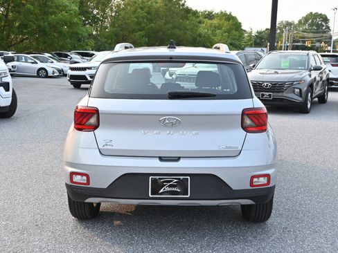 Used 2022 Hyundai Venue SEL image 10
