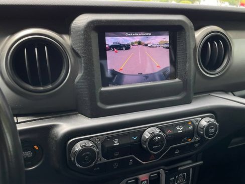 Used 2022 Jeep Gladiator Sport AWD/4WD image 16