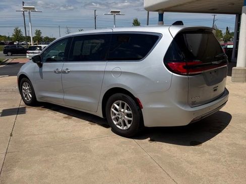 Used 2024 Chrysler Pacifica Touring-L FWD image 3