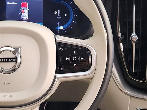 Used 2025 Volvo XC60 B5 Core image 28