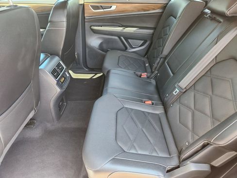 Used 2025 Volkswagen Atlas SE AWD/4WD image 18
