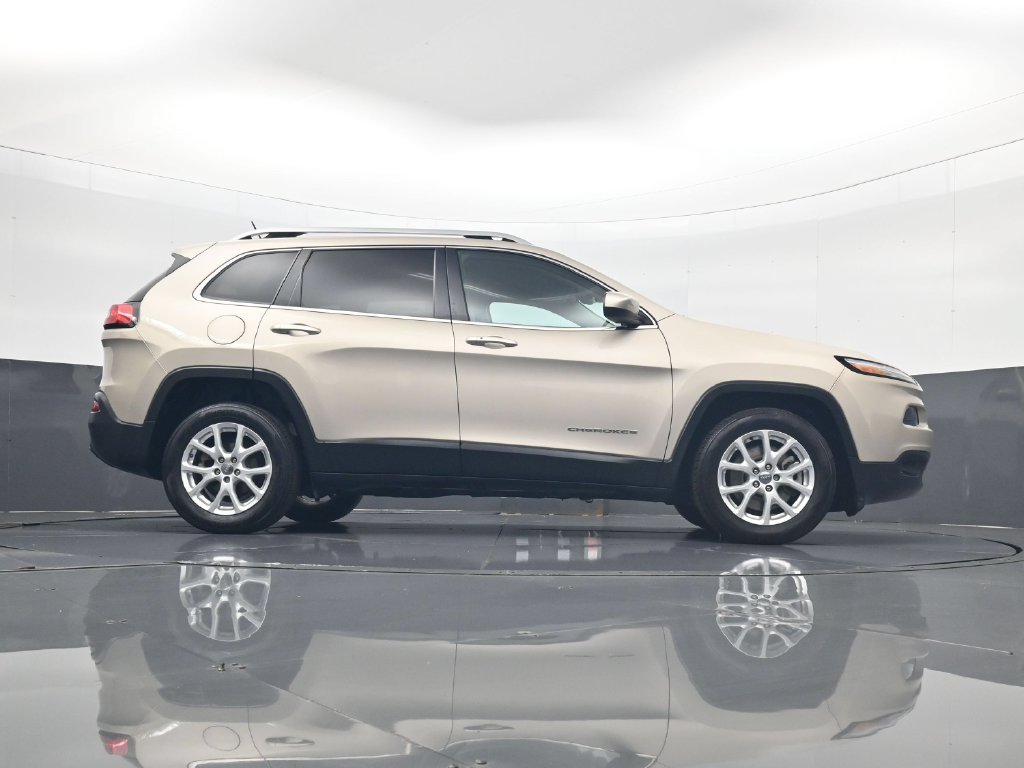 Used 2015 Jeep Cherokee Latitude w/ Comfort/Convenience Group FWD image 25