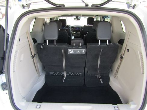 Used 2020 Chrysler Pacifica Touring-L FWD image 34