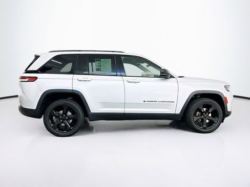 Used 2023 Jeep Grand Cherokee Altitude AWD/4WD image 10