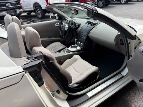Used 2006 Nissan 350Z Touring RWD image 25