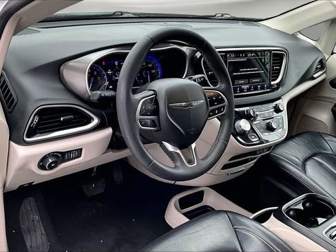 Used 2022 Chrysler Pacifica Touring-L image 20