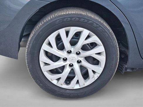 Used 2018 Toyota Corolla LE image 5