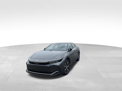 Used 2023 Toyota Crown XLE image 2