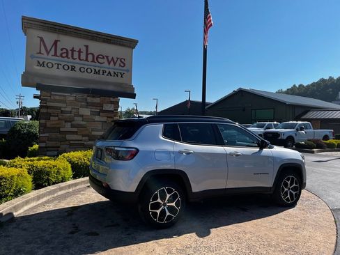 Used 2025 Jeep Compass Limited AWD/4WD image 5