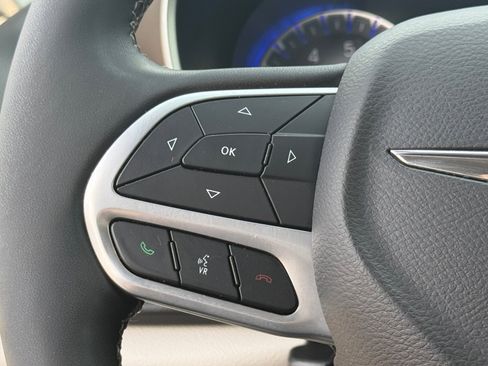 Used 2022 Chrysler Voyager LX image 14