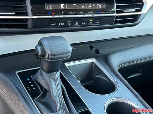 Certified 2025 Toyota Sienna LE FWD image 29