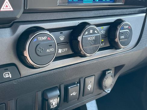 Used 2022 Toyota Tacoma TRD Off-Road AWD/4WD image 10