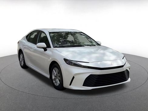 Used 2025 Toyota Camry LE image 3