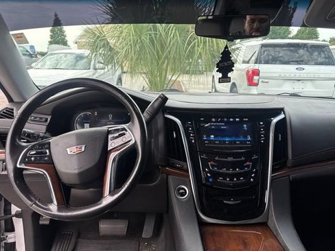 Used 2019 Cadillac Escalade Luxury AWD/4WD image 11