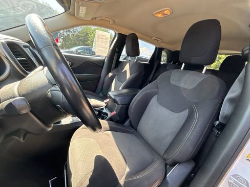 Used 2017 Jeep Cherokee Latitude AWD/4WD image 15