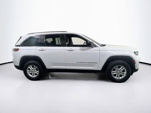 Used 2023 Jeep Grand Cherokee Laredo image 4