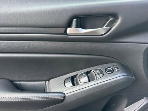 Used 2024 Nissan Altima 2.5 SV image 11