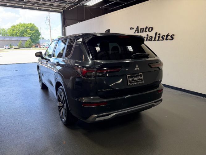 Used 2025 Mitsubishi Outlander SE FWD image 3