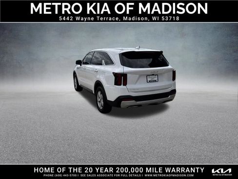 Used 2025 Kia Sorento LX FWD image 4