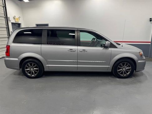 Used 2016 Chrysler Town & Country S w/ Driver Convenience Group FWD image 6