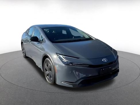 Used 2025 Toyota Prius LE image 3