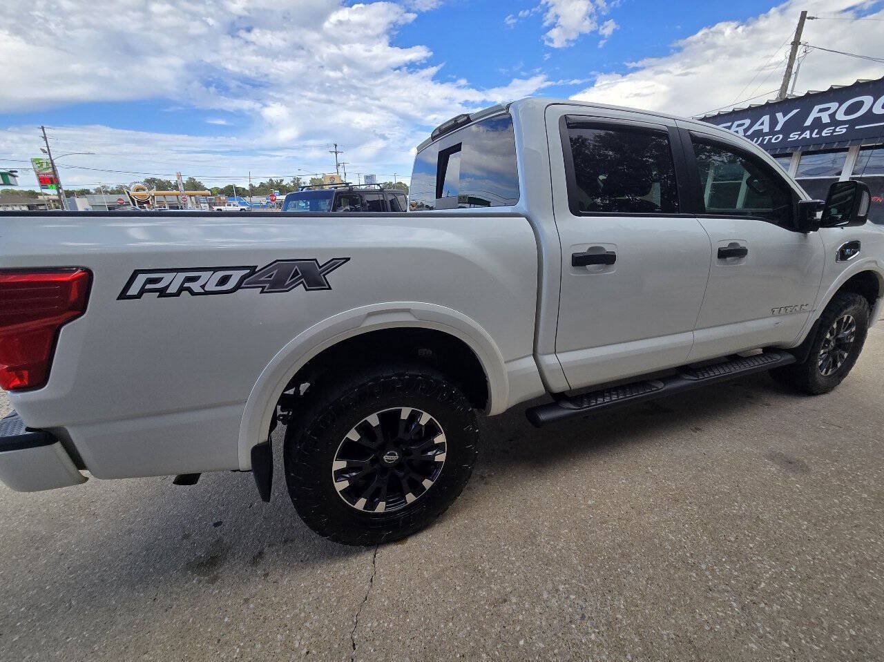 Used 2017 Nissan Titan PRO-4X w/ Pro-4x Convenience Package AWD/4WD image 6