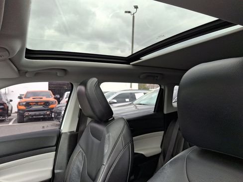 Certified 2022 Jeep Compass Limited w/ Sun and Sound Group image 24