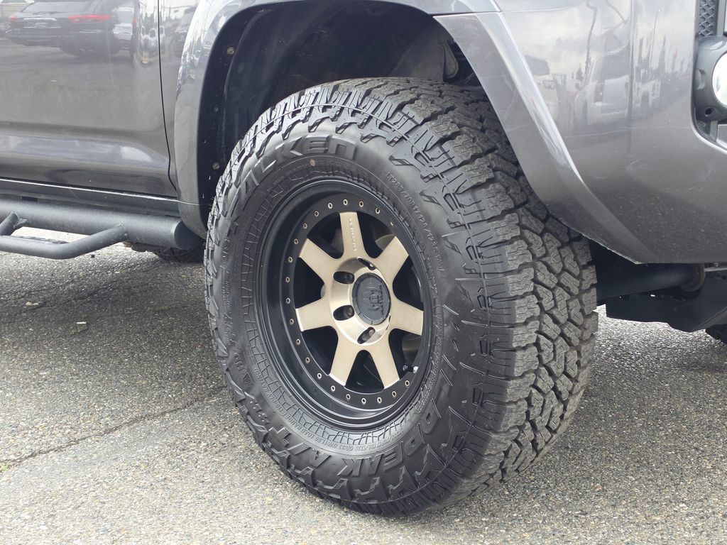 Used 2018 Toyota 4Runner TRD Off-Road Premium AWD/4WD image 10